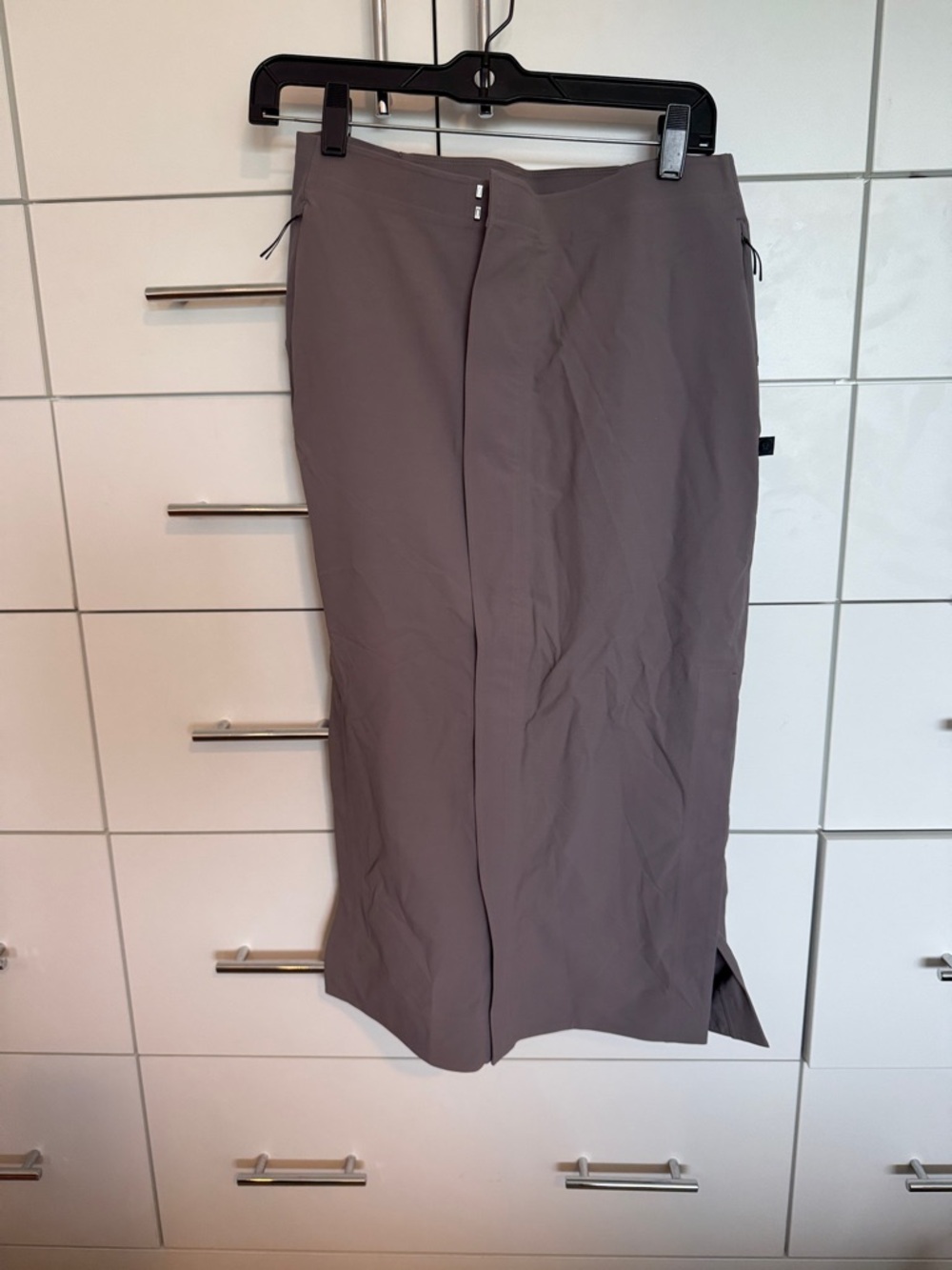 Lookout lemon. Size 8 new without tags Sleek Mid-Length Skirt in Dusty Taupe